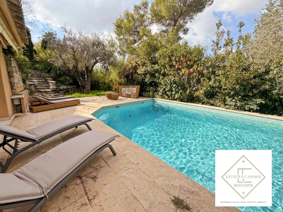 Piscine d'une villa avec chaises longues et jardin paysager à Roquefort-les-Pins