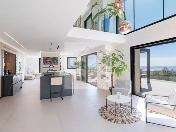 Intérieur d'une villa contemporaine avec vue mer à Mandelieu-la-Napoule, espace lumineux et moderne.