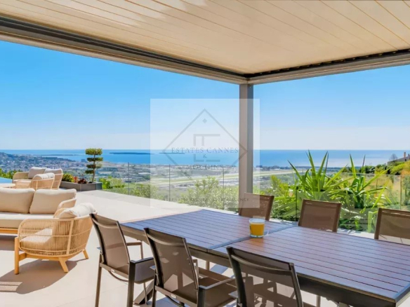 Terrasse d'une villa contemporaine avec vue sur la mer à Mandelieu-la-Napoule.