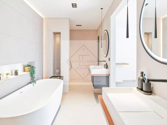 Salle de bain moderne avec baignoire et vasque, décoration minimaliste