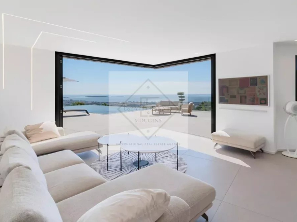 Intérieur moderne d'une villa avec vue sur la mer à Mandelieu-la-Napoule.