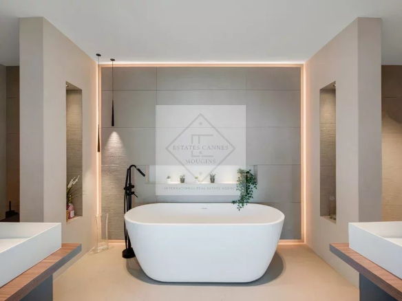 Salle de bain moderne avec baignoire sur pied et éclairage LED