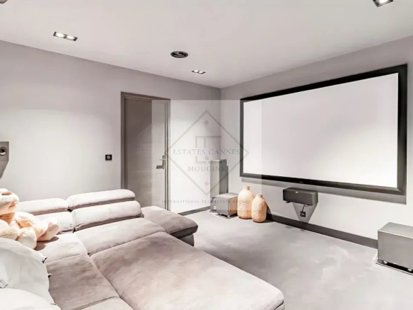 Salle de cinéma moderne dans une villa contemporaine à Mandelieu-la-Napoule.