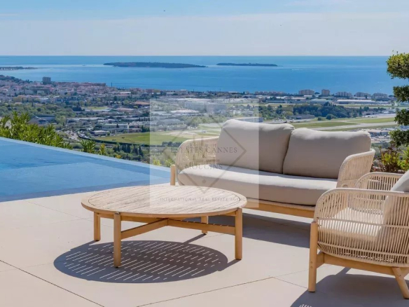 Terrasse d'une villa contemporaine avec vue sur la mer et la baie de Cannes.