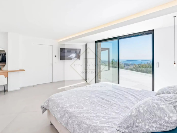 Chambre d'une villa contemporaine avec vue sur la mer à Mandelieu-la-Napoule.