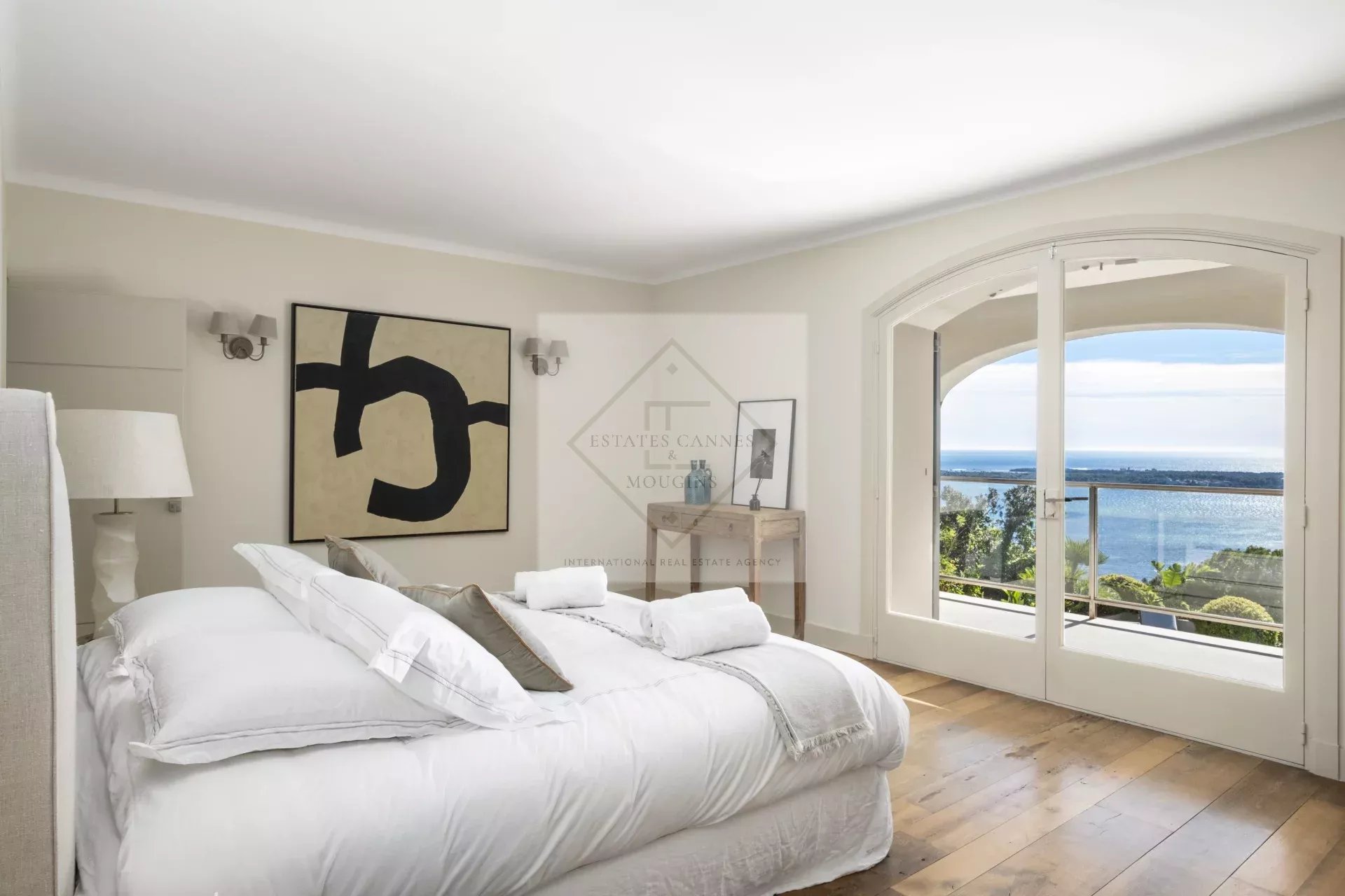 Chambre spacieuse avec vue sur la mer Méditerranée à Cannes