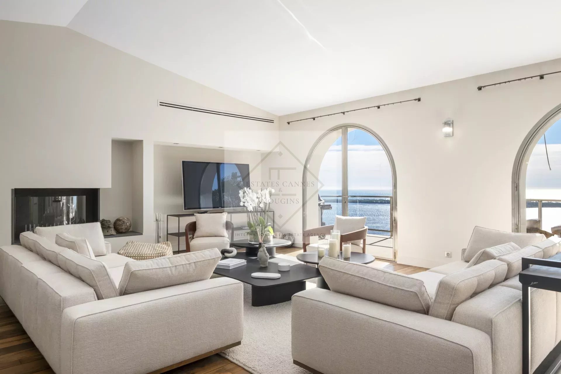 Intérieur d'une villa spacieuse à Cannes avec vue sur la mer Méditerranée.