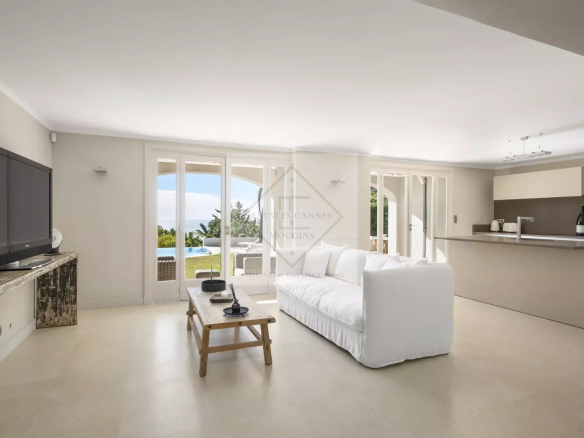 Intérieur d'une villa spacieuse à Cannes avec salon lumineux et cuisine ouverte.