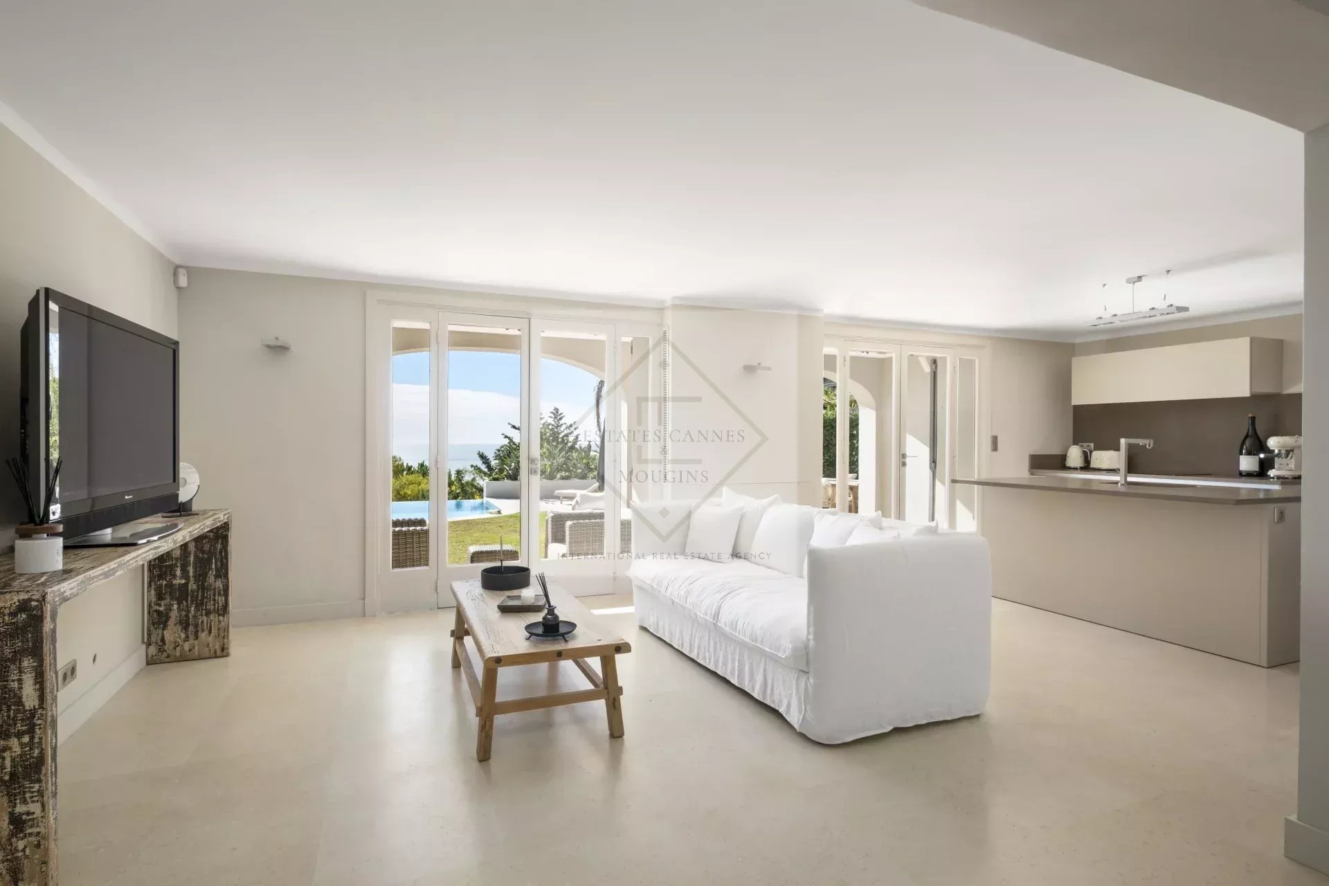 Intérieur d'une villa spacieuse à Cannes avec salon lumineux et cuisine ouverte.