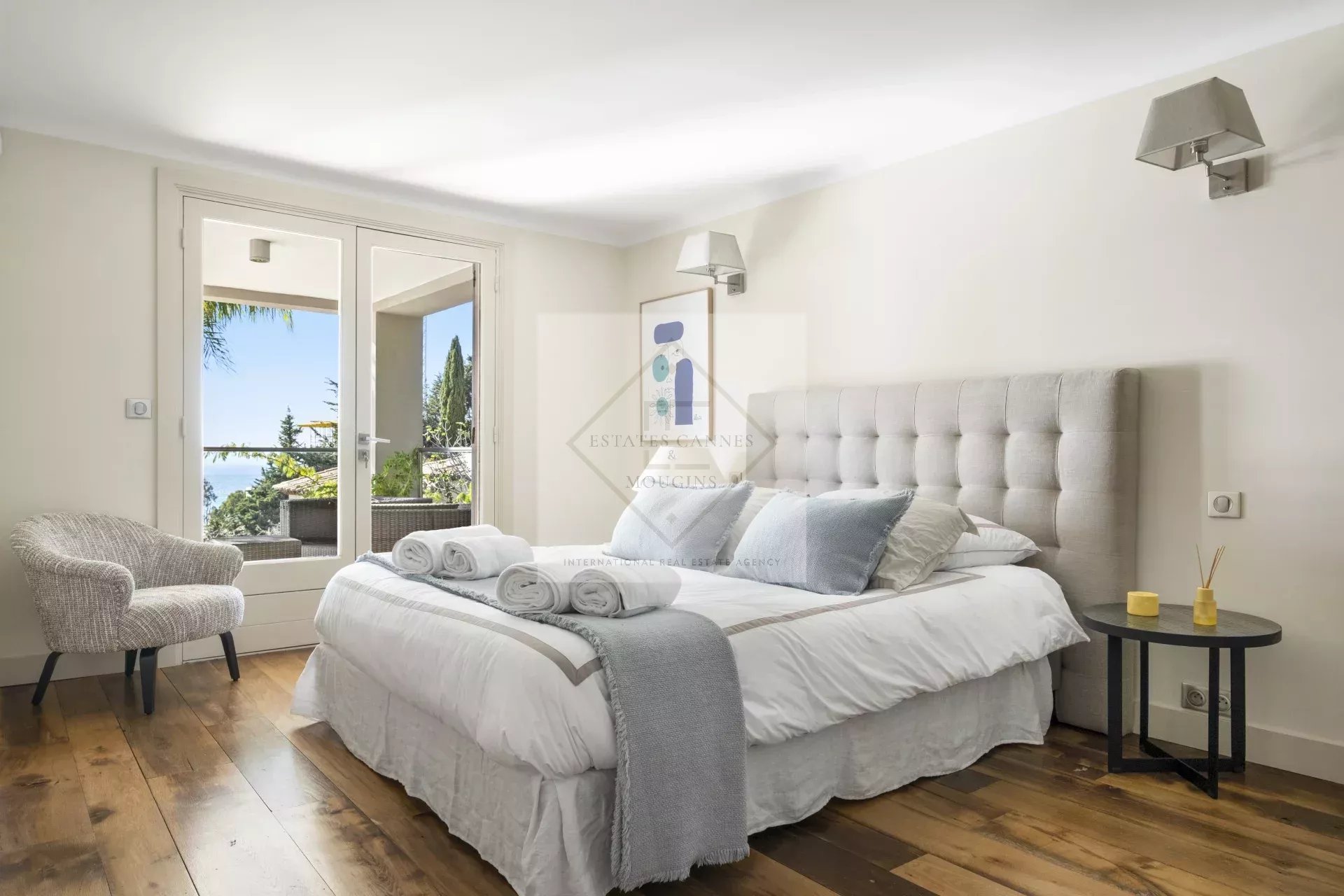 Chambre d'une villa spacieuse à Cannes, avec vue sur la mer Méditerranée et accès à une terrasse.