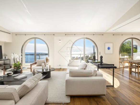Intérieur d'une villa spacieuse à Cannes avec vue sur la mer Méditerranée.
