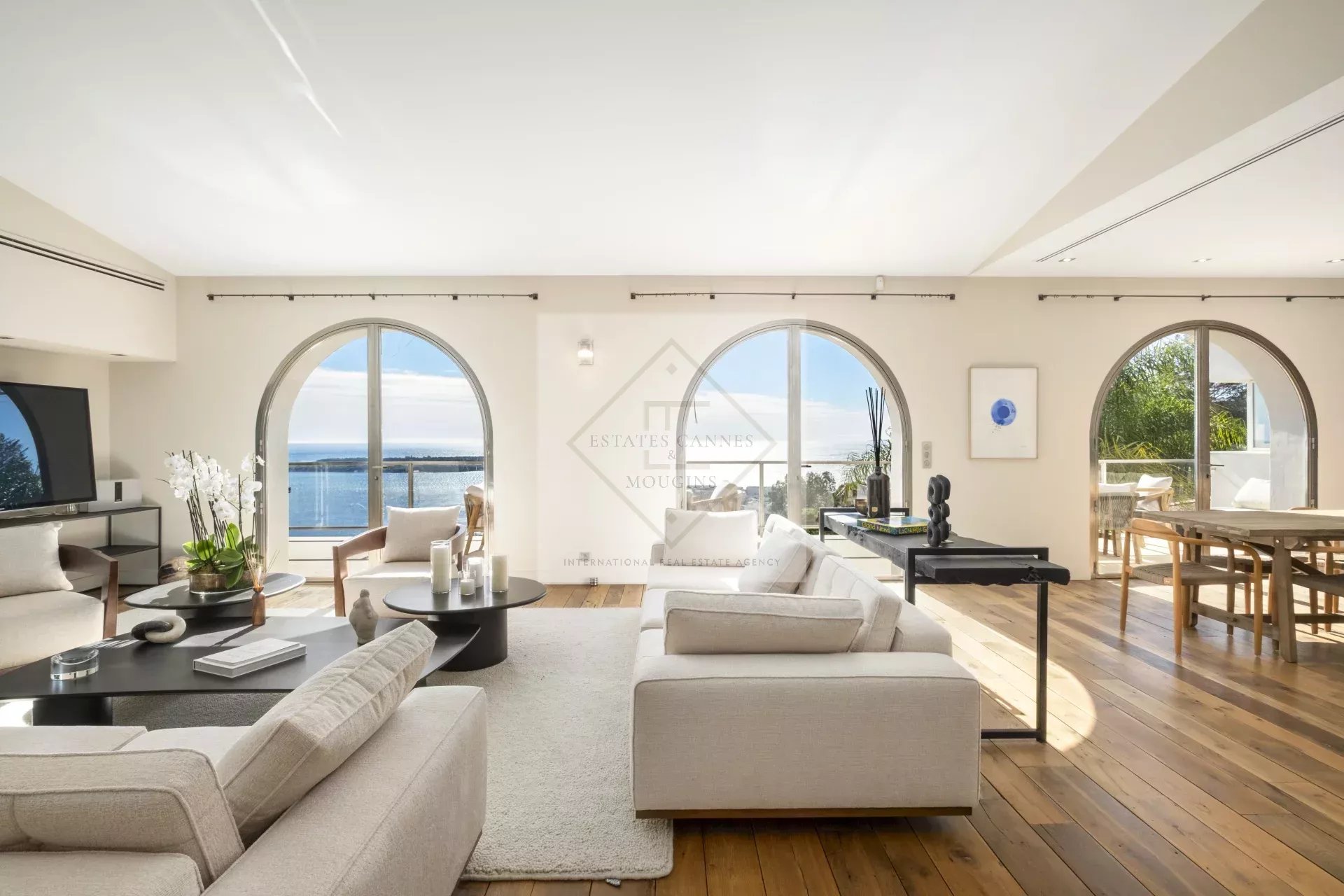 Intérieur d'une villa spacieuse à Cannes avec vue sur la mer Méditerranée.