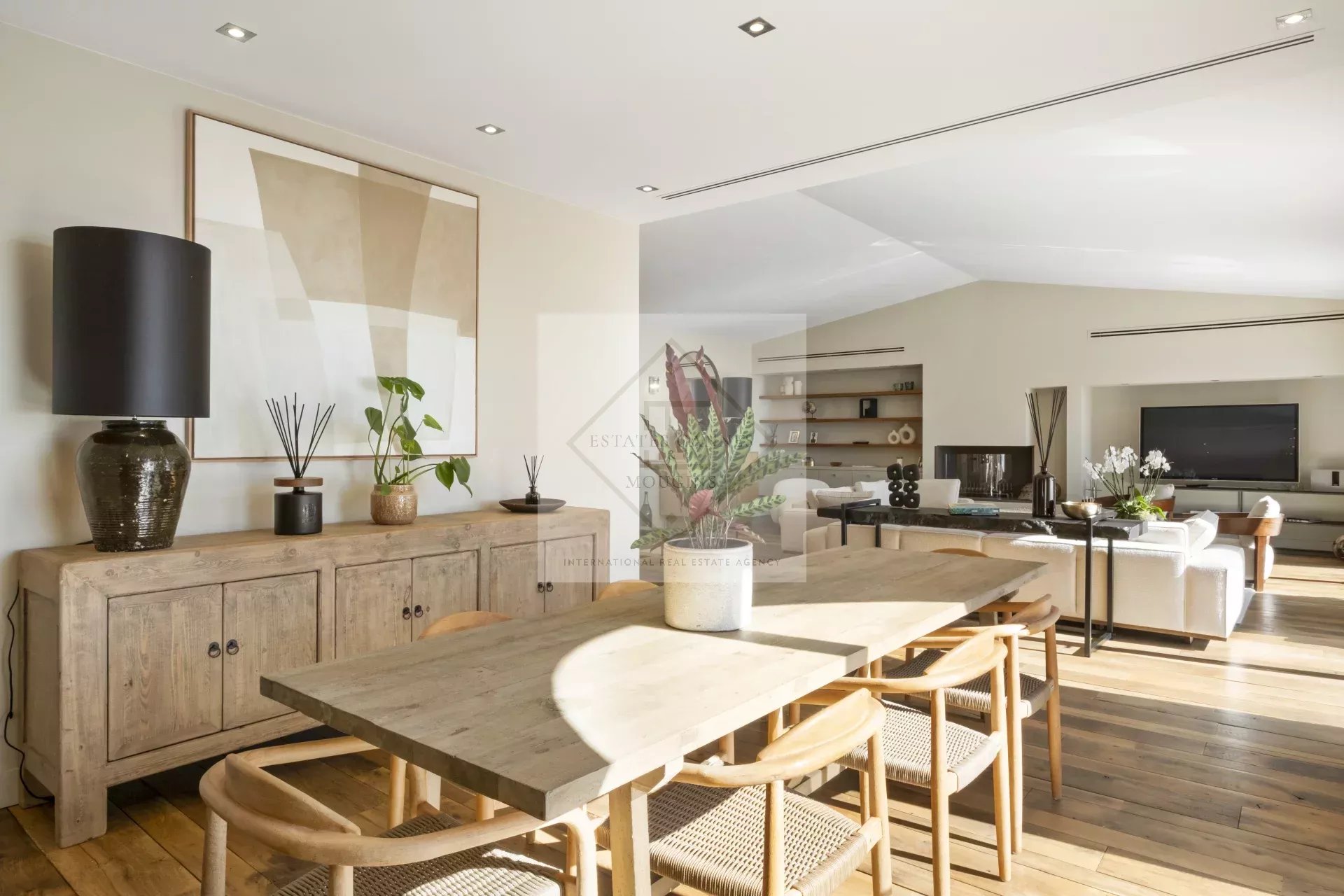 Intérieur d'une villa spacieuse à Cannes avec salle à manger et salon lumineux.