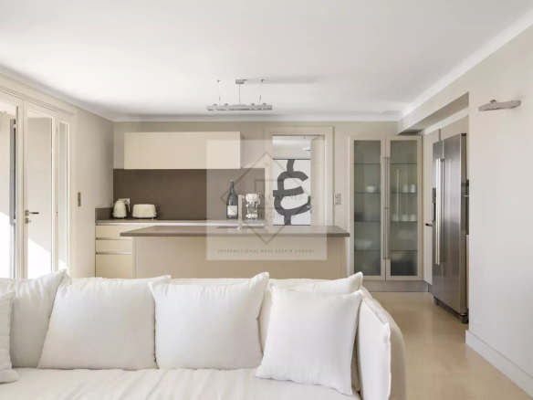 Intérieur d'une villa moderne avec cuisine ouverte et salon lumineux.