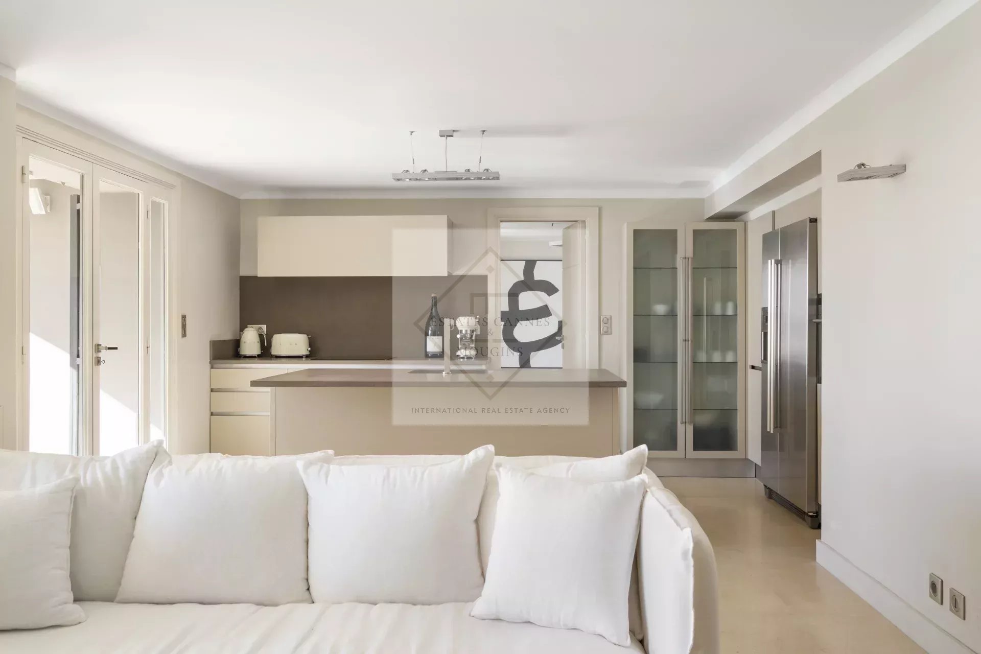 Intérieur d'une villa moderne avec cuisine ouverte et salon lumineux.