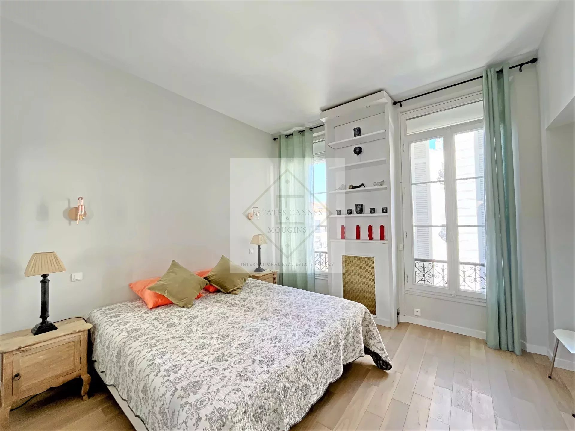 Apartment room in Cannes Room in a Cannes apartment with a double bed and windows overlooking the street.