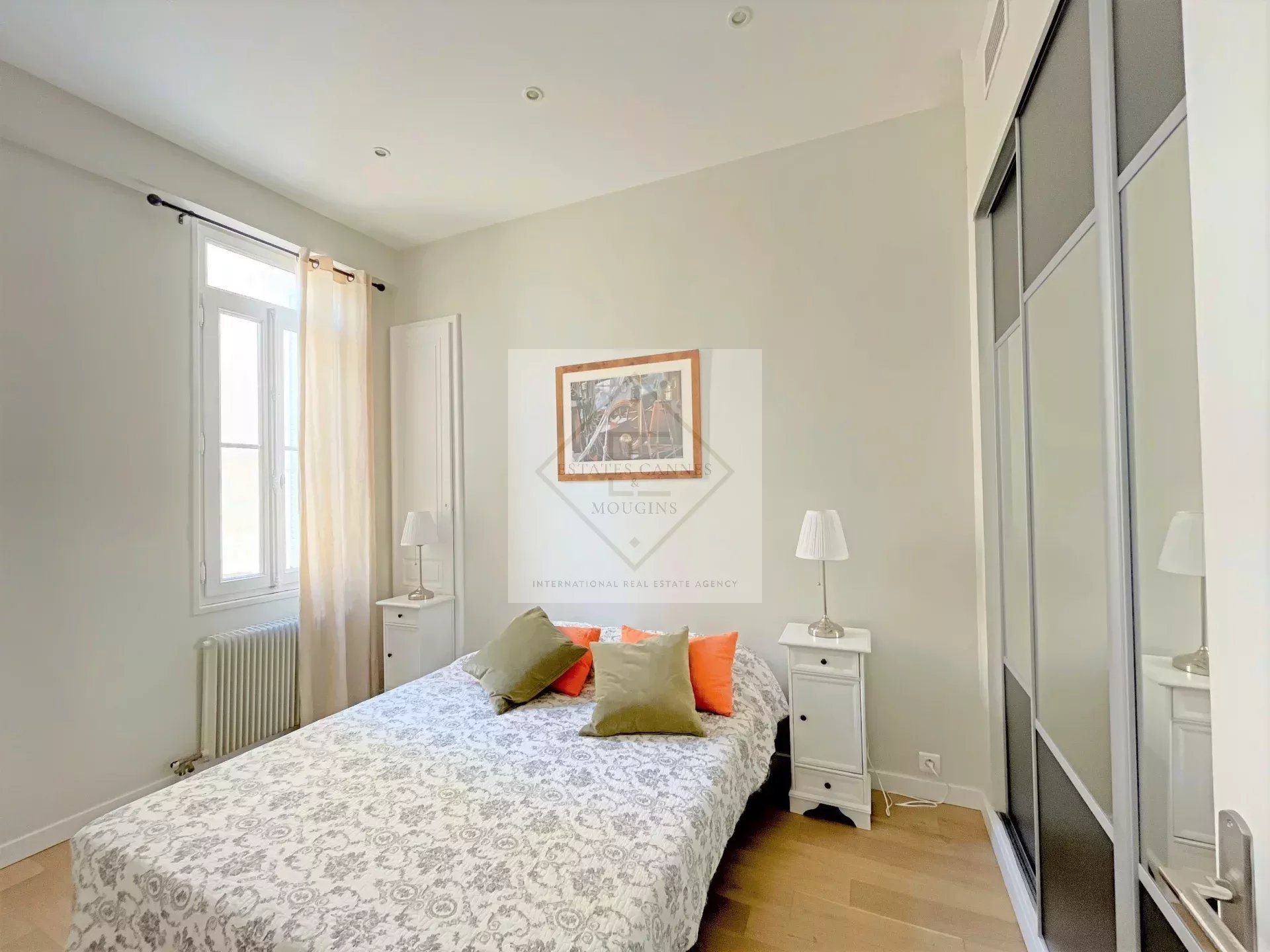 Apartment room in Cannes Room in a Cannes apartment with a double bed and simple decor.