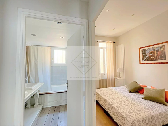 Room in an apartment in Cannes with en-suite bathroom.