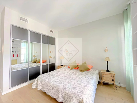 Apartment room in Cannes with double bed and built-in wardrobe.