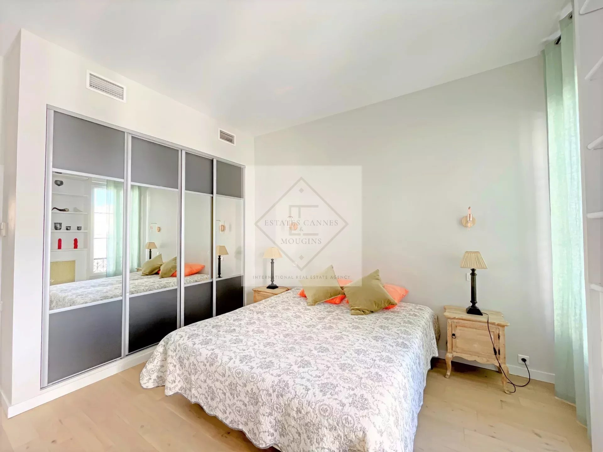 Apartment room in Cannes Apartment room in Cannes with double bed and built-in wardrobe.