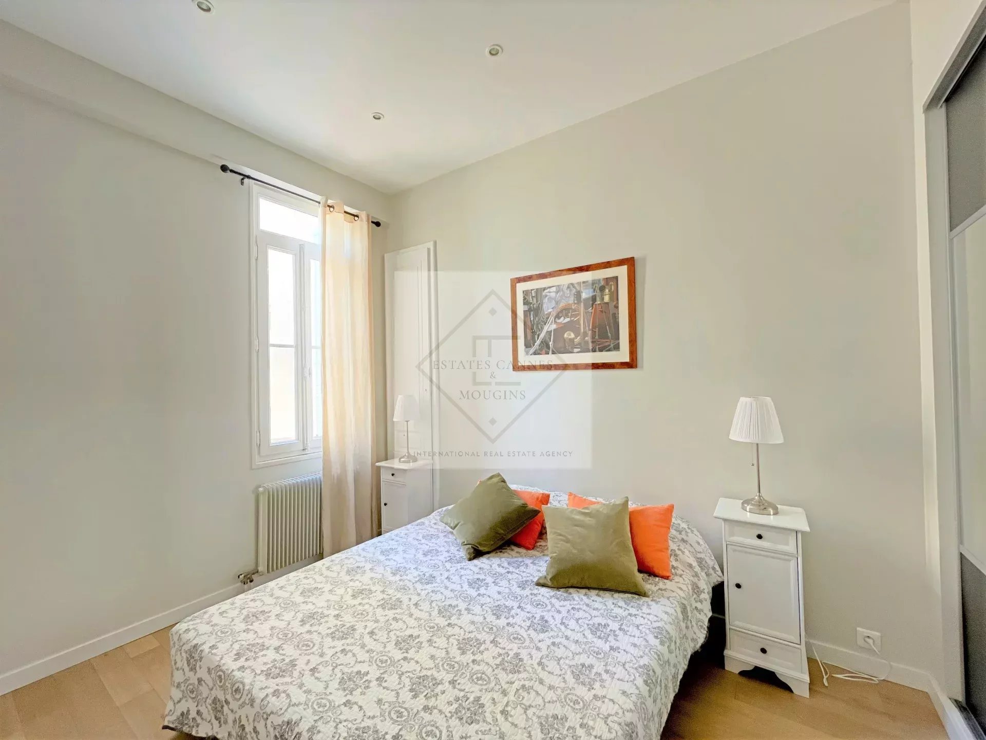 Apartment room in Cannes Room in a Cannes apartment with a double bed and bright decor.