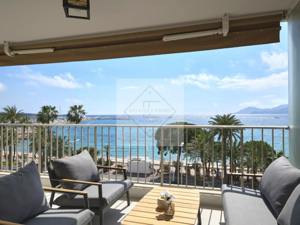 Vue panoramique sur la baie de Cannes depuis un balcon d'appartement rénové.