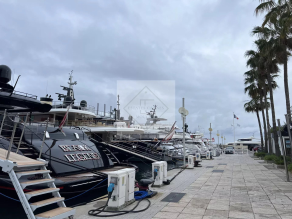 Quai avec yachts à Juan-les-Pins, Antibes, sous un ciel nuageux.