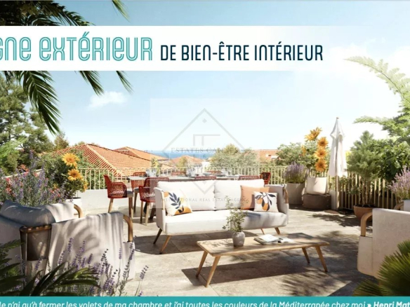 Terrasse d'un appartement moderne avec mobilier, vue sur la Méditerranée, à Juan-les-Pins.