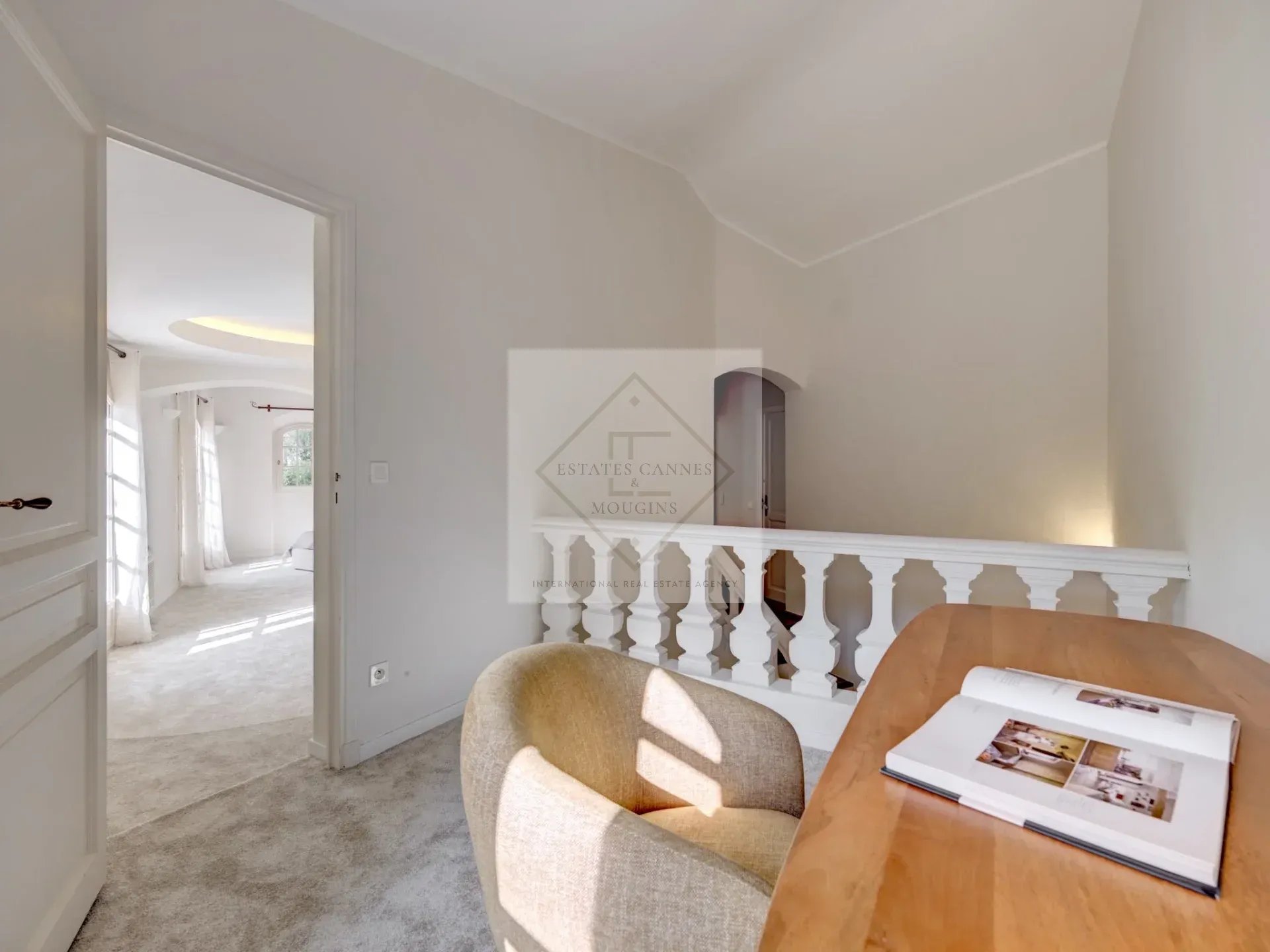 Intérieur d’une villa à Mougins Intérieur d'une villa à Mougins avec un bureau et un accès à un salon lumineux.
