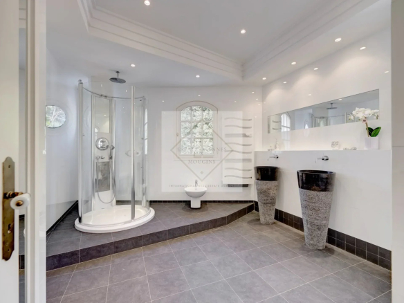 Salle de bain moderne avec douche, lavabo et toilettes dans une villa à Mougins.