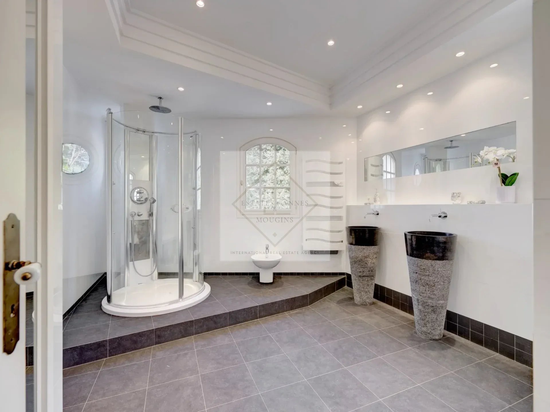 Salle de bain de villa à Mougins Salle de bain moderne avec douche, lavabo et toilettes dans une villa à Mougins.