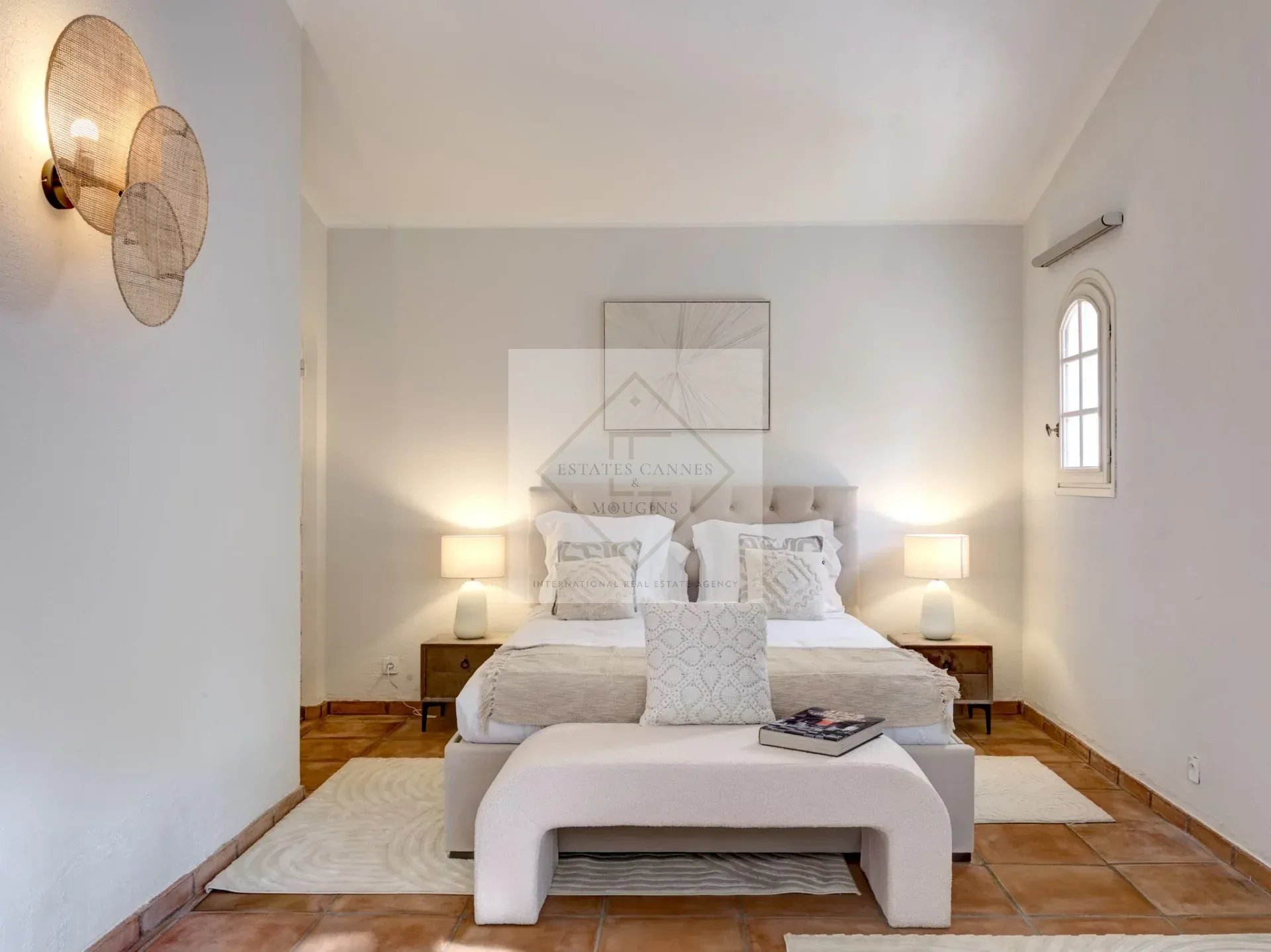 Chambre d’une villa à Mougins Chambre d'une villa à louer à Mougins, avec lit double et décoration sobre.