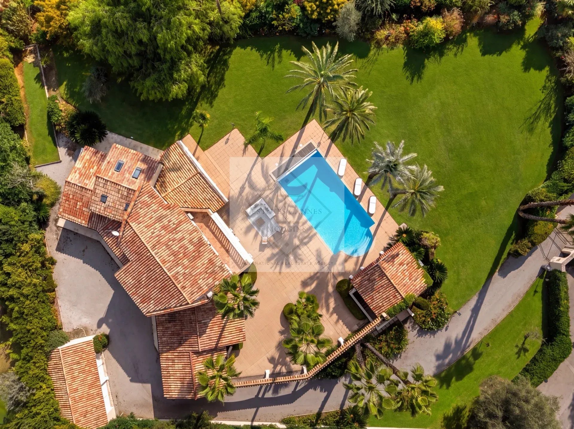 Villa d’exception à Mougins Vue aérienne d'une villa avec piscine et jardin à Mougins.