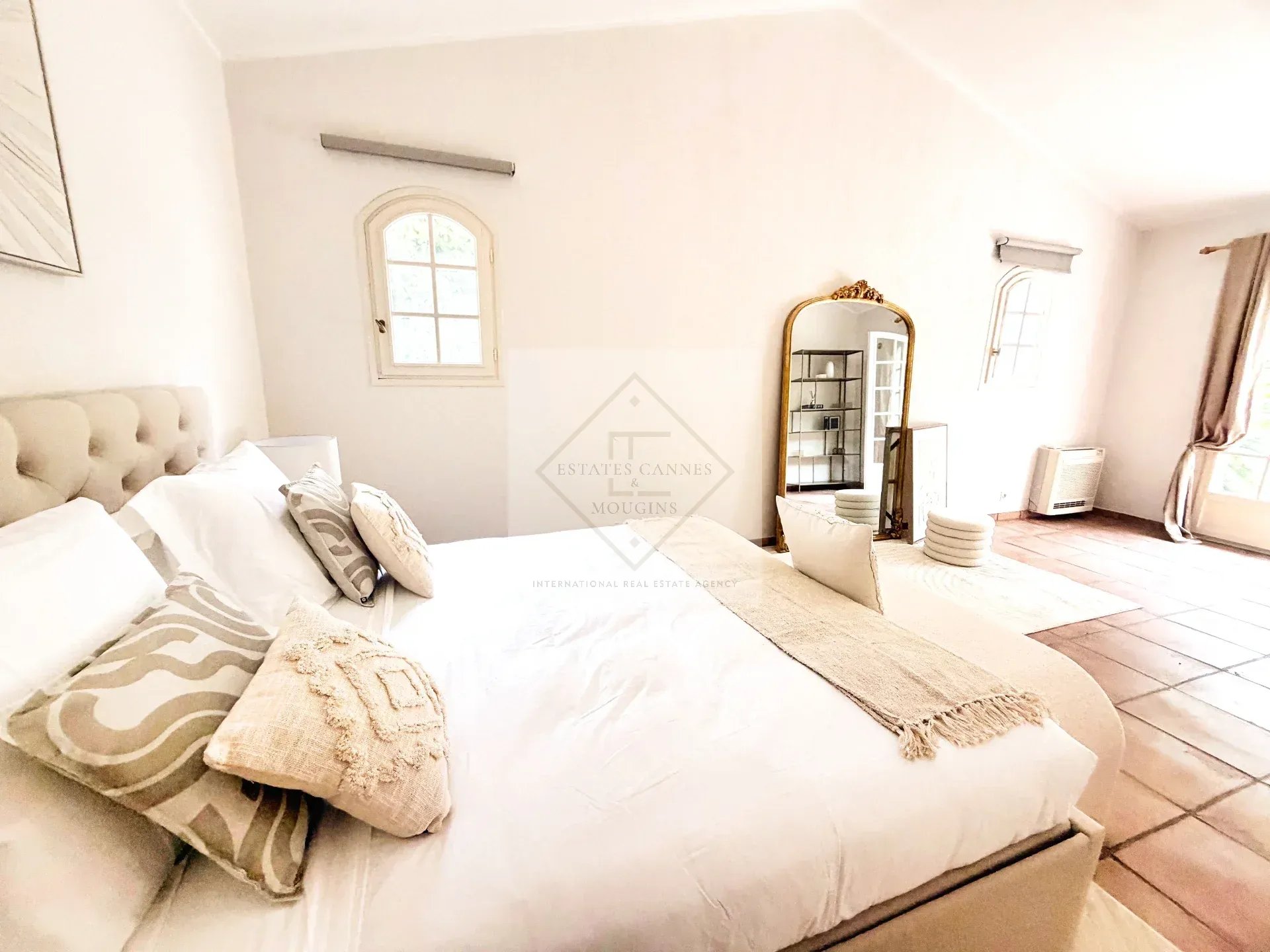 Chambre de villa à Mougins Chambre lumineuse avec lit double et décoration sobre dans une villa à Mougins.