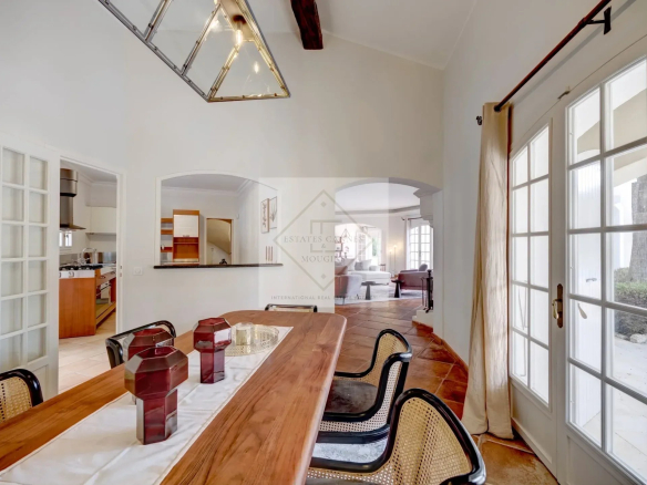 Intérieur d'une villa à Mougins avec salle à manger et cuisine ouverte.