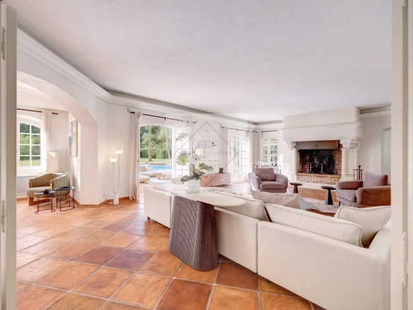 Intérieur d'une villa à Mougins avec salon spacieux et cheminée.