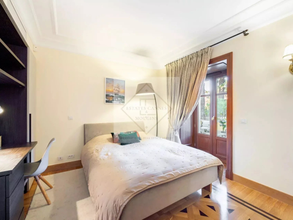 Room in a luxury apartment in Cannes, with a comfortable bed and access to a terrace.
