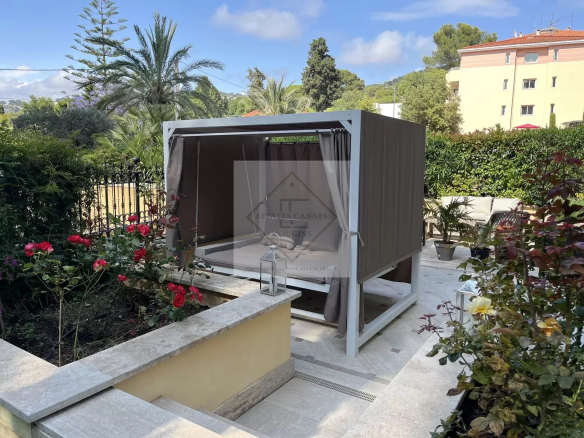 Outdoor space of an apartment in Cannes with a shed and flowers.