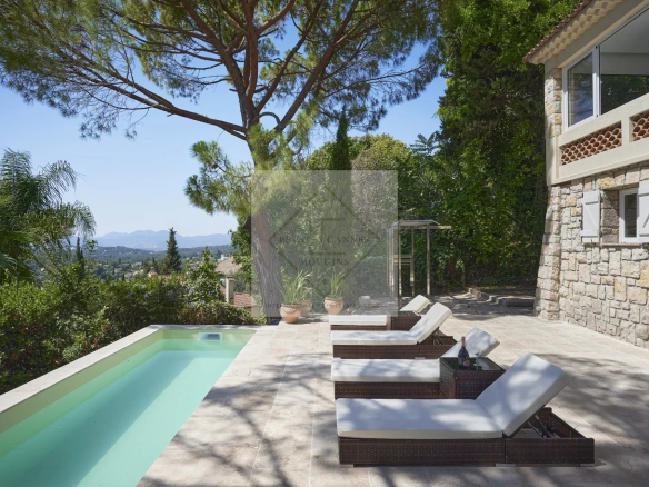 Terrace with swimming pool and sun loungers, overlooking the hills and the Mediterranean in Mougins