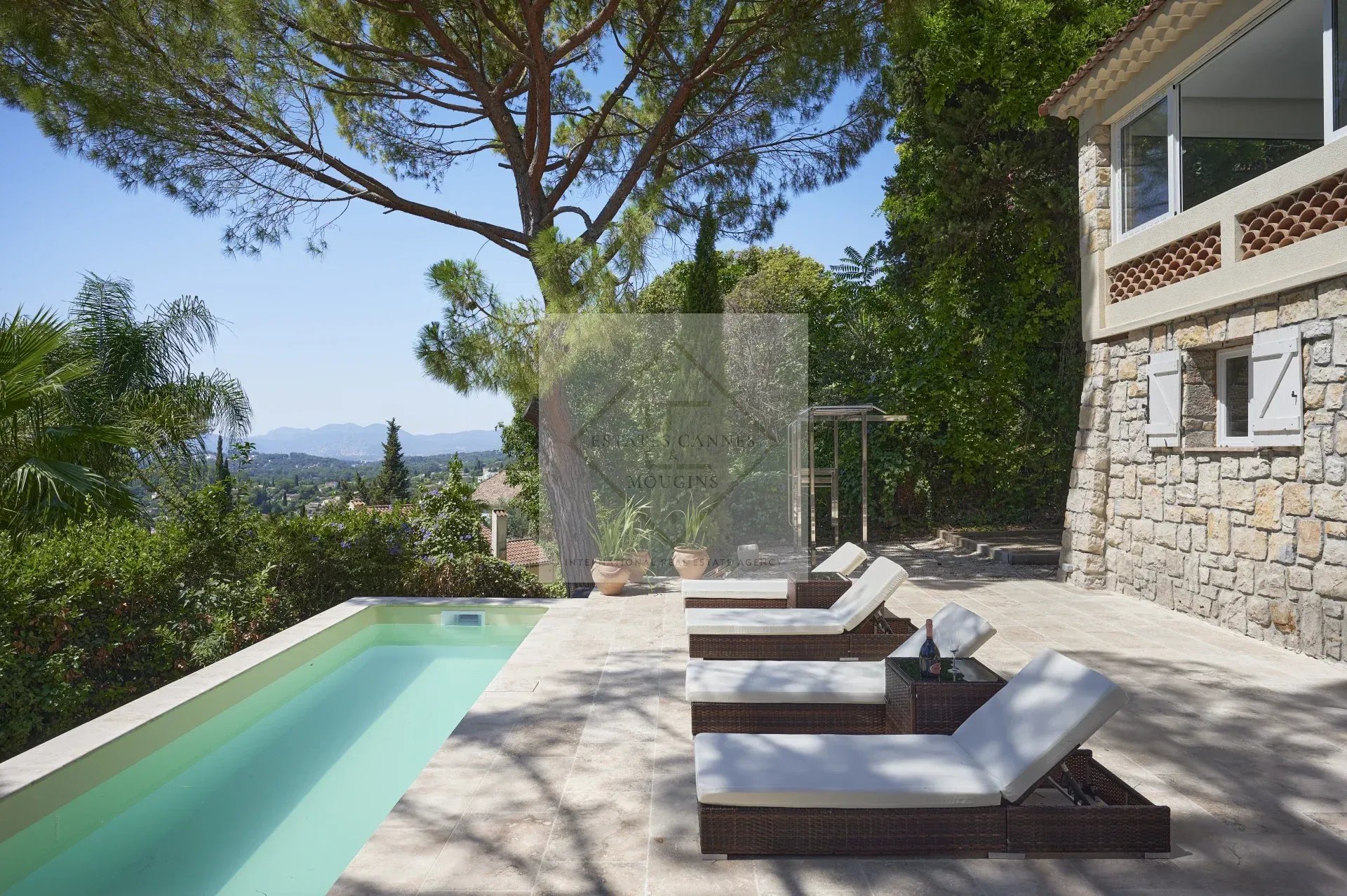 Terrace with swimming pool and sun loungers, overlooking the hills and the Mediterranean in Mougins