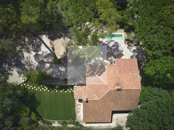 Aerial view of a villa in Mougins with swimming pool and green spaces.