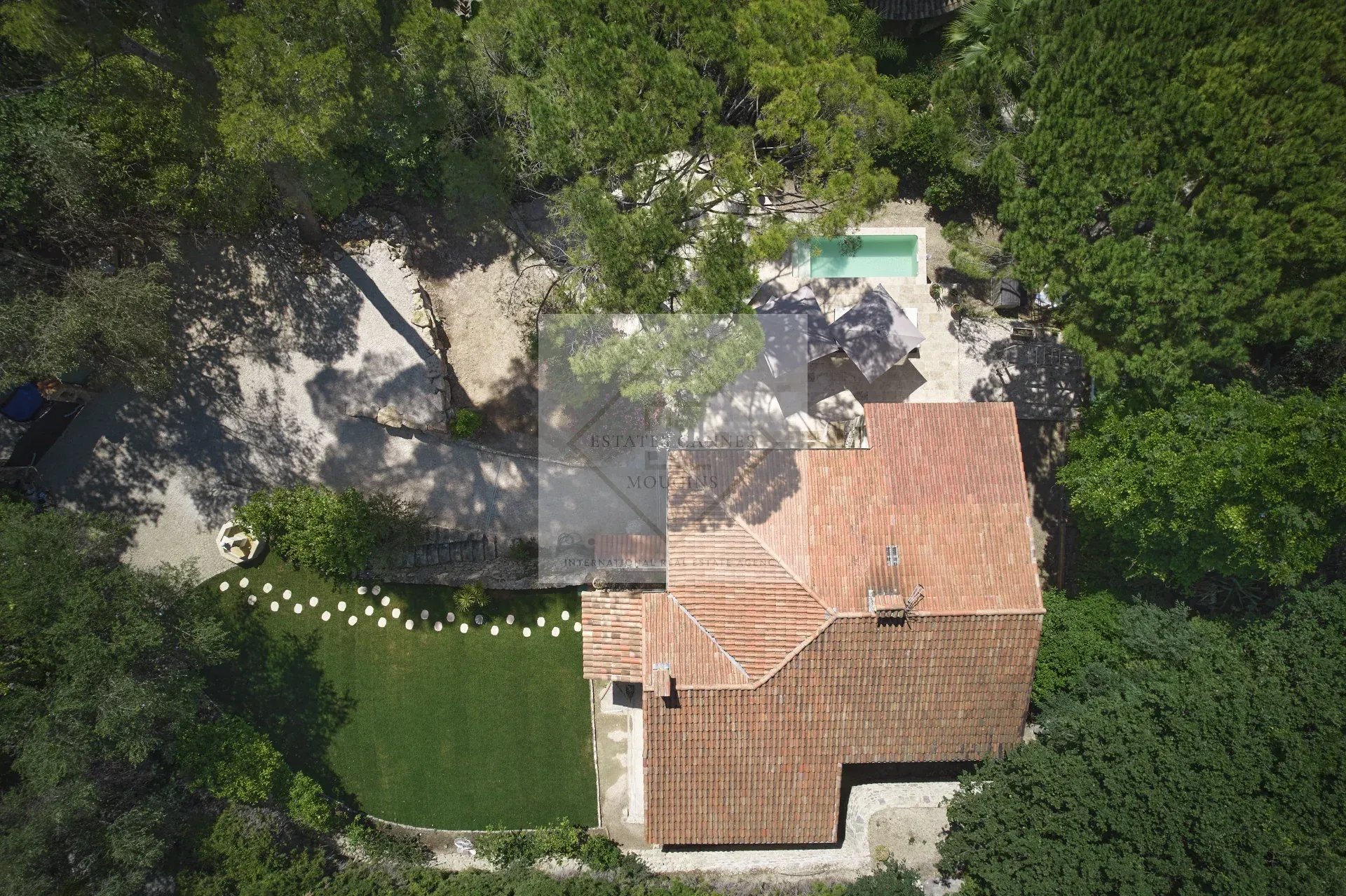 Aerial view of a villa in Mougins with swimming pool and green spaces.