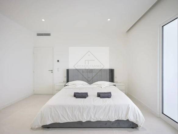Modern room with double bed and bed linen in a villa in Mougins.