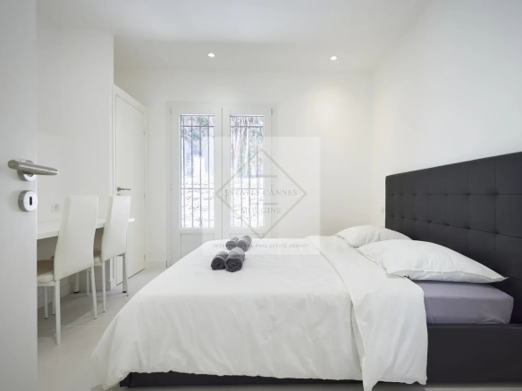 Room in a modern villa in Mougins, with double bed and contemporary furniture.