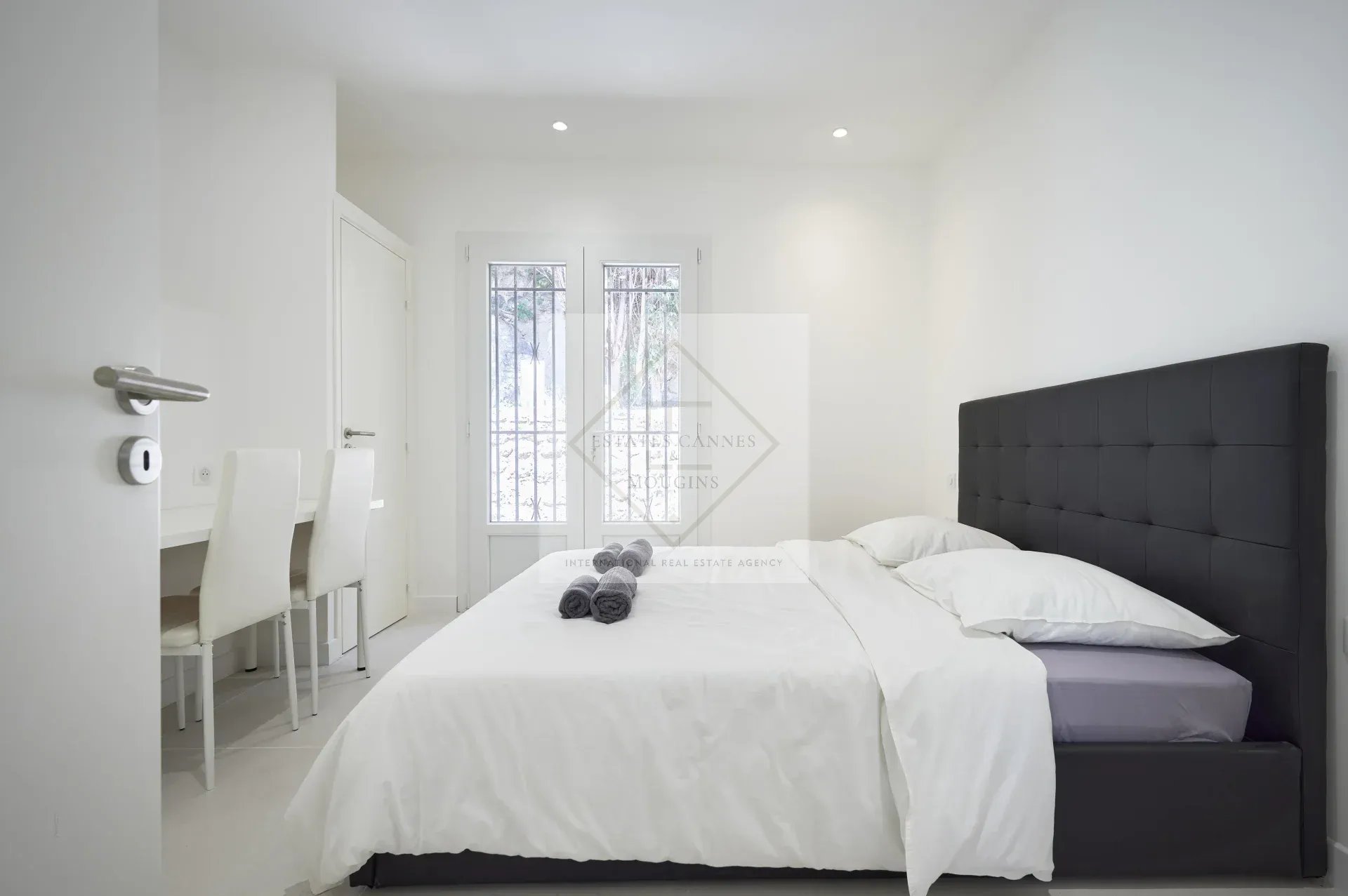 Room in a modern villa in Mougins, with double bed and contemporary furniture.