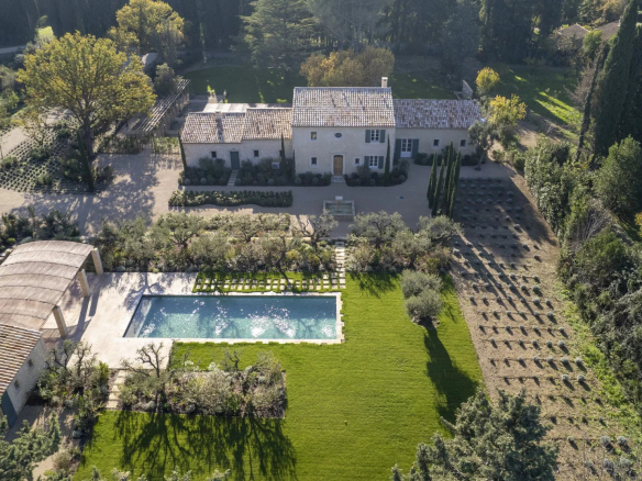 Mas de prestige à l’achat à Eygalières – 300 m², piscine, 1,3 ha