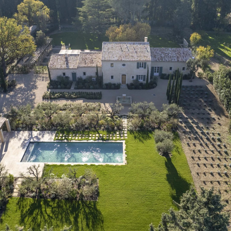 Authentic 18th-century farmhouse in Eygalières with breathtaking views, olive grove and equestrian facilities