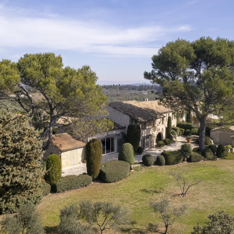 Villa d’architecte à vendre près d’Aix-en-Provence – 460 m², piscine
