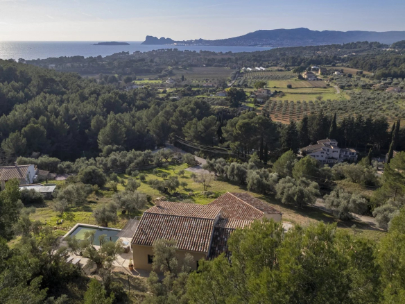 Propriété d’Exception à La Ciotat – Domaine Oléicole avec Vue Mer Panoramique, Piscine et Fort Potentiel Résidentiel