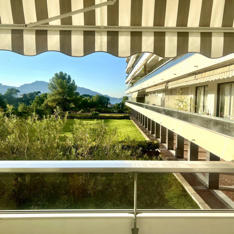 Panoramic sea view? Top floor of a 4-bedroom villa with garden? Cannes